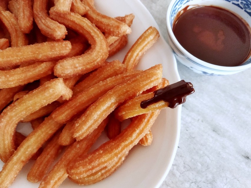 Ciasto na churros przygotowujemy podobnie jak ciasto na...