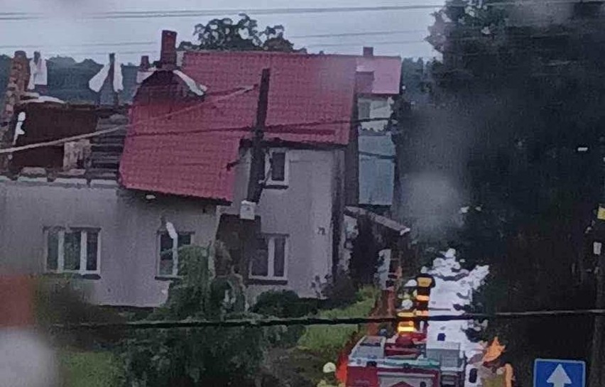 Zerwany dach w Busku-Zdroju. W akcji straż pożarna. Więcej...