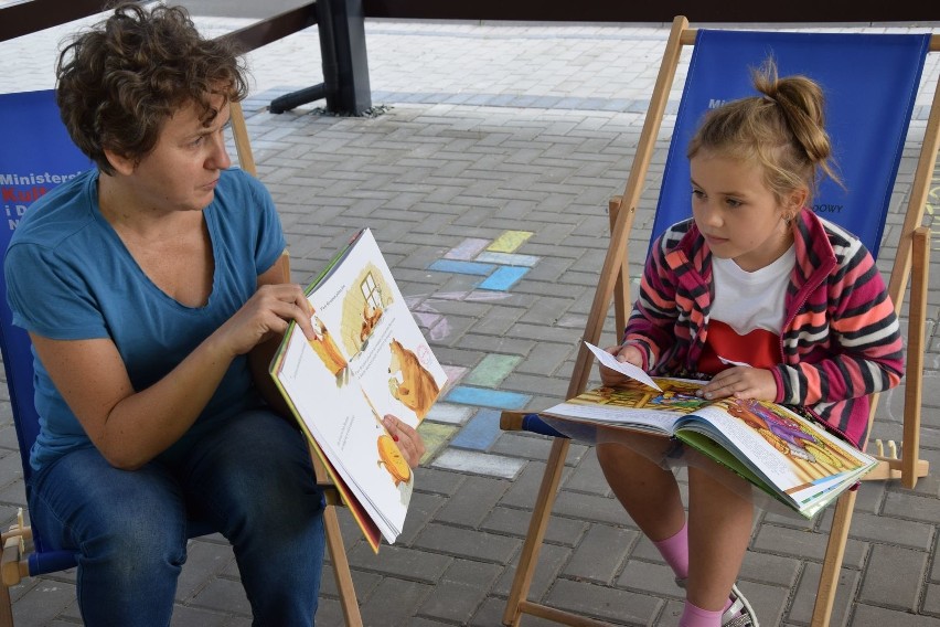 Wakacje z książkami - czyli głośnie czytanie o poranku w...