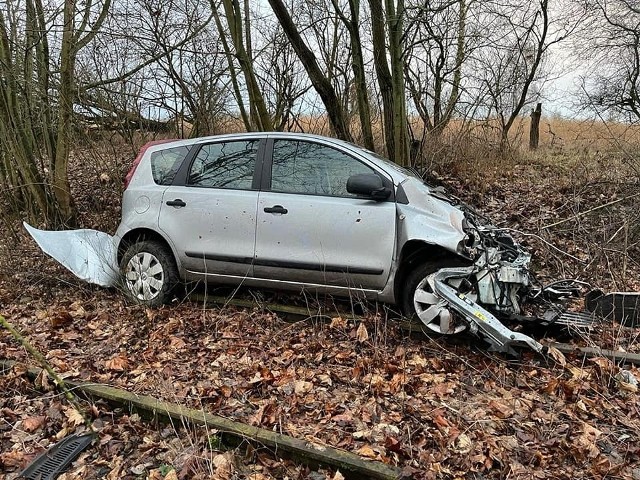 19-latka straciła panowanie nad pojazdem.Przejdź do kolejnego zdjęcia --->