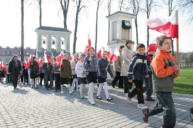 Każdy, począwszy od przedszkolaka szedł z polską flagą i był dumny z tego, że jest Polakiem. Zebrali się by oddać hołd swoim rodakom. Tą lekcję historii i patriotyzmu zapamiętają na zawsze.