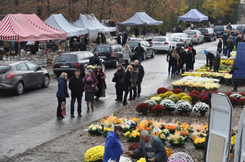 Uwaga podróżujący na cmentarze – są zmiany organizacji ruchu w Szydłowcu i Chlewiskach  