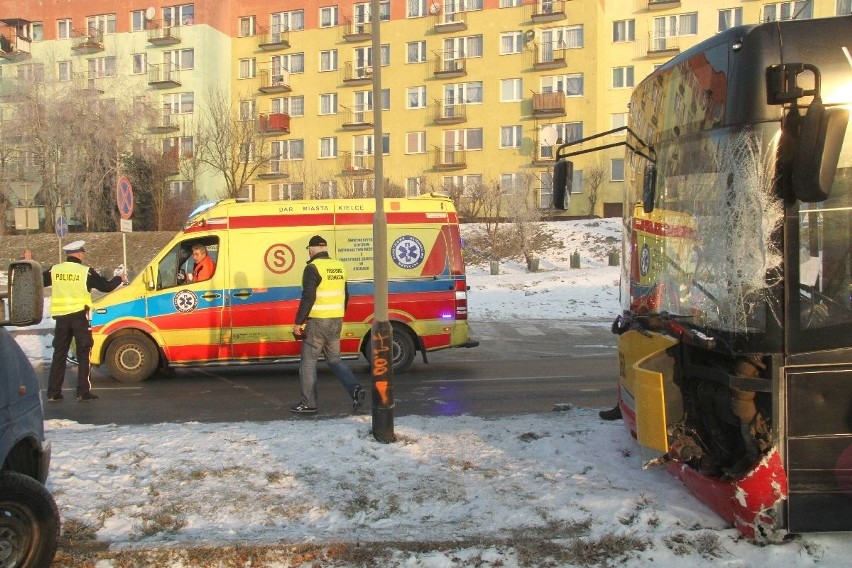 Autobusem miejskim w Kielcach staranował 13 samochodów! Kierowca zmarł w szpitalu 