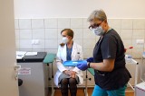 Szczepienia przeciw COVID-19: W szpitalu przy al. Kraśnickich medycy szczepią się od rana. Zobacz zdjęcia