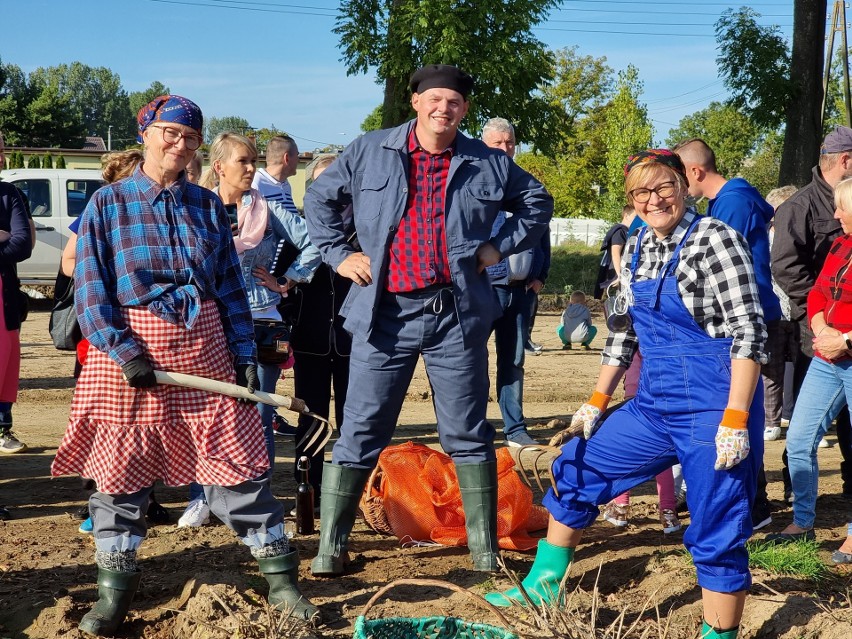 Dzień Ziemniaka 2021 i wykopki w Celbowie. Byli goście z Norwegii, nie zabrakło zdrowej rywalizacji, dobrej zabawi i bùlew