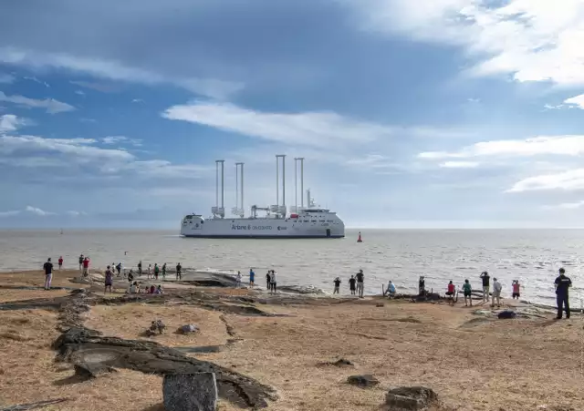 Holenderska stocznia Neptune Shipyards została uhonorowana prestiżową nagrodą Statek Roku za realizację projektu "Canopée".Na zdjęciu statek w Kourou, gdzie znajduje się centrum kosmiczne. Na obszarze centrum, obejmującym około 850 kilometrów kwadratowych, znajdują się między innymi budynki montażu satelitów i rakiet, instalacje do produkcji i magazynowania paliwa, a także platformy i urządzenia startowe