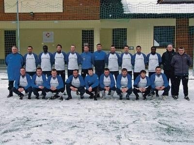 Stoją od lewej: trener Marek Motyka, Dariusz Walęciak, Cheikh Tidiane Niane, Marcin Staniek, Dawid Szufryn, Łukasz Lisak, Marcin Zarychta, Marcin Stefanik, Tomasz Ciećko, Bartłomiej Socha, Longinus Uwakwe, masażysta Bartłomiej Krawczyk, II trener Józef Stefanik. Klęczą od lewej: Piotr Madejski, Michał Gryźlak, Adrian Basta, Łukasz Jarosiewicz, Szymon Gruca, Rafał Zawiślan, Witold Cichy, Kamil Rado i Mariusz Mężyk. Na zdjęciu brak trenera bramkarzy Tadeusza Kantora, kierownika drużyny Mariana Koguta i Łukasza Kominiaka. Fot. Daniel Weimer