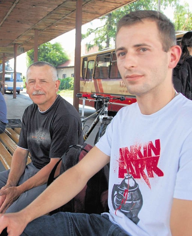 Ryszard Rugon (z lewej) i Grzegorz Kołodziej na dębickim dworcu: - To dobre miejsce, aby czekać na autobus. Po co to psuć?
