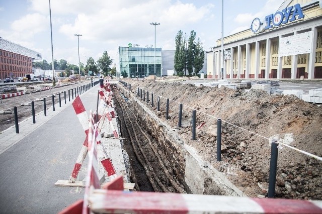 Pod chodnikiem układane są elementy podziemnych instalacji.