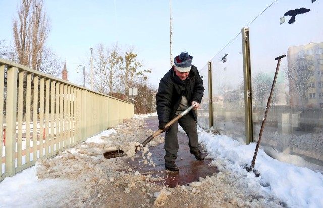 Duchowny wziął świeckie sprawy w swoje ręce. Efekt jest taki, że chodnik na Moście Zamkowym nie jest już skuty lodem.