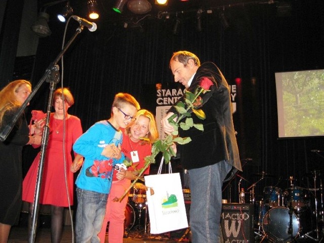 Wszystkim dzieci autystyczne dziękowały, wręczając róże. Wykonawcy dostali jeszcze upominki, ufundowane przez sponsorów. 