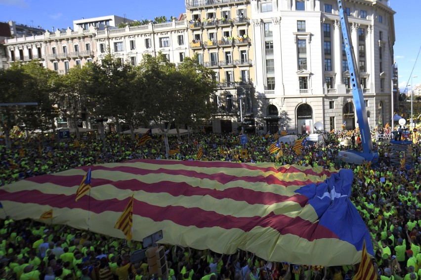 Dzień Niepodległości Katalonii - ponad milion osób na ulicach Barcelony [ZDJĘCIA]