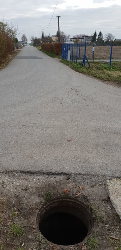 Informowaliśmy już dziś o włazie od studzienki skradzionym z parkingu przy ulicy Błażka w Inowrocławiu. Ktoś ukradł pokrywę studzienki w Inowrocławiu. W porę zauważono jej brak [zdjęcia]Do identycznej kradzieży doszło również w Sławęcinku (gmina Inowrocław).Jak informuje nas Gminny Zakład Komunalny w Kruśliwcu, do zdarzenia doszło najprawdopodobniej w nocy z poniedziałku na wtorek. - Osoba kradnąca właz zapomina, że w tym momencie naraża innych na utratę zdrowia lub życia. Studnia kanalizacyjna w tym miejscu ma głębokość około 4,5 metra - podkreśla przedstawiciel GZK.Kradzież została zgłoszona na policję. Pracownicy GZK zamontowali już w tym miejscu nowy właz.Flesz - bezpieczne dziecko. To musisz wiedzieć!