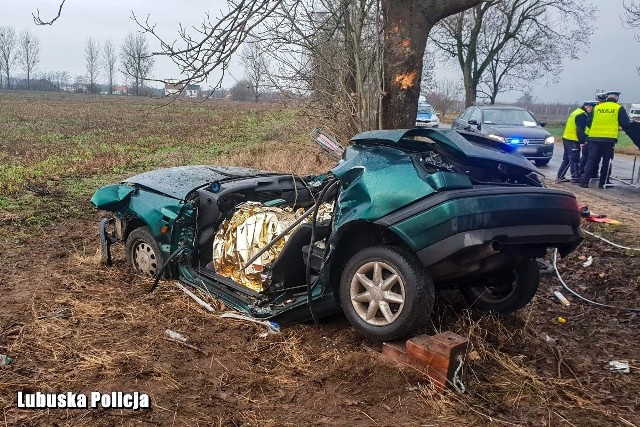 Do tragicznego wypadku doszło w piątek (21 grudnia) rano w miejscowości Niegosław pod Drezdenkiem. Kierowca volkswagena golfa stracił panowanie nad autem, wypadł z drogi i uderzył w drzewo. Zginęli dwaj mężczyźni w wieku 21 i 22 lat.Do wypadku doszło około godziny 8.00. - Drogą lokalną volkswagenem golfem jechało dwóch mężczyzn w wieku 21 i 22 lat. To mieszkańcy gminy Drezdenko. W pewnym momencie kierowca stracił panowanie nad pojazdem, wypadł z drogi i uderzył w przydrożne drzewo. Niestety kierowca i pasażer zginęli na miejscu – mówi mł. asp. Tomasz Bartos, rzecznik strzeleckiej policji. Na miejscu tragedii pracują policjanci, prokurator i strażacy.W związku z trudnymi warunkami atmosferycznymi przypominamy, że jezdnia może być śliska i niebezpieczna. Dlatego pamiętajmy o zdjęciu nogi z gazu i zachowaniu szczególnej ostrożności. Są to ważne kwestie z uwagi na zbliżające się święta, w czasie których na drogach pojawi się więcej pojazdów. Pamiętajmy, że na drodze nie jesteśmy sami. Wzajemny szacunek i pokora wpłynie pozytywnie na nasze bezpieczeństwo.Zobacz też: Otwarcie drugiej nitki S3 od węzła Niedoradz do węzła Nowa Sól