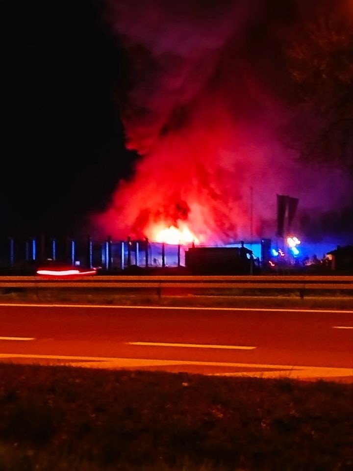 Potężny pożar w Wielogórze w gminie Jedlińsk! Paliła się hala magazynowa, w akcji kilkanaście jednostek strażaków