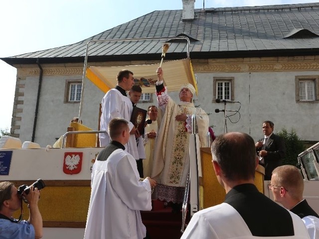 Arcybiskup Andrzej Dzięga pobłogosławił i poświecił odbudowaną wieżę.