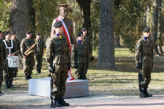 Odsłonięcie Pomnika gen Józefa Dowbor - Muśnickiego przy zamku w Międzyrzeczu