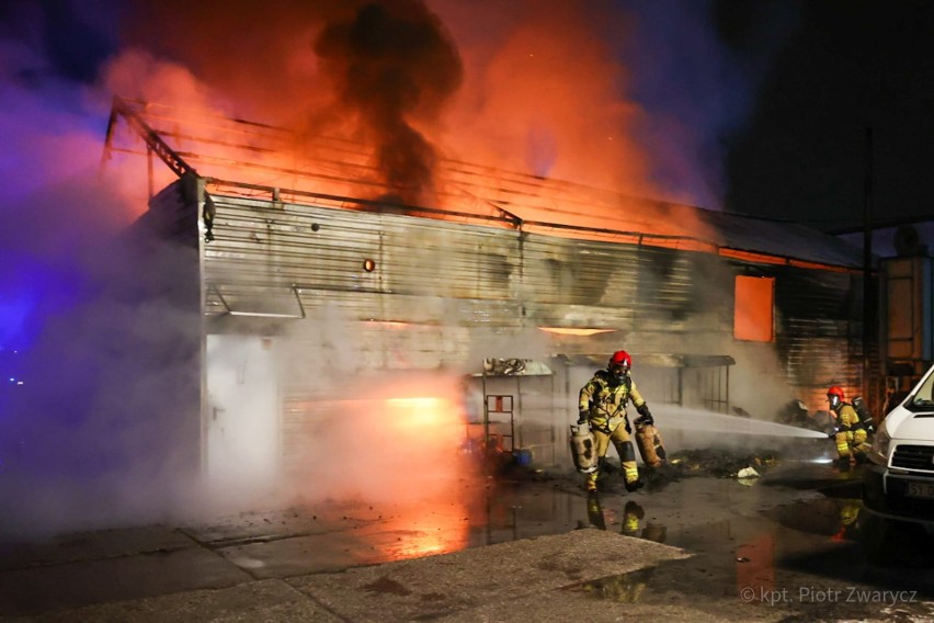 Pożar hal magazynowych w Radzionkowie. Akcja gaśnicza trwała prawie cztery godziny. na szczęście nikt nie odniósł obrażeń