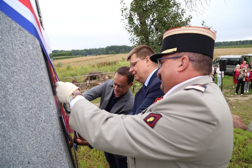 Odsłonięcie w Pobikrach pomnika żołnierzy armii...