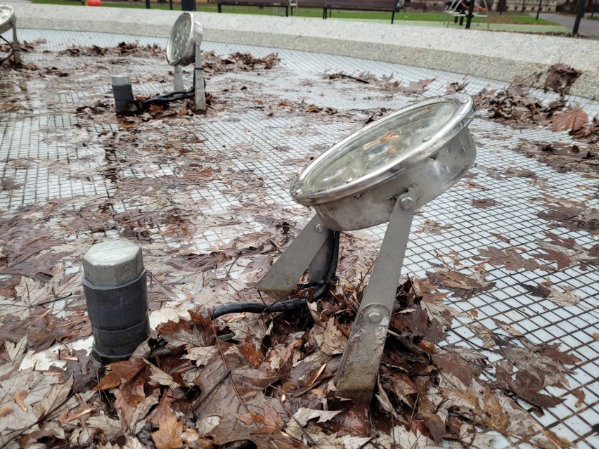 Wandal uszkodził elementy fontanny w Parku Powstańców...