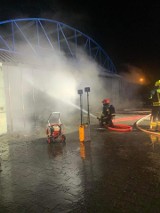 Nocny pożar w Porębie. Ogień objął hangar przy ulicy Armii Krajowej, spłonęły dwie awionetki i motolotnia
