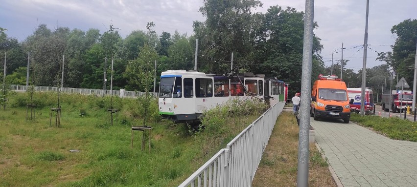 Wykolejony tramwaj na pętli Las Arkoński