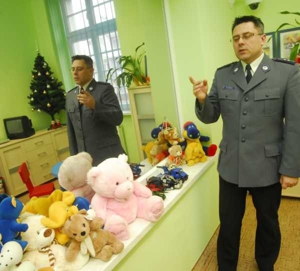 Aspirant Maciej Kędra w "niebieskim pokoju", który służy do przesłuchiwania dzieci.