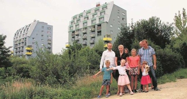 Mieszkańcy budynków przy ul. Grabczaka obawiają się, że stracą ostatni skrawek zieleni, a ich dzieci plac zabaw