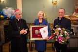 Medal za Zasługi dla Diecezji Kieleckiej dla wicemarszałek Renaty Janik. Zobacz zdjęcia