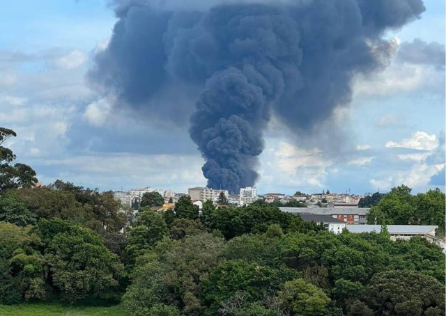 Kilkaset osób zostało ewakuowanych w wyniku pożaru, który wybuchł w fabryce chemicznej w Gondamar w północno-zachodniej Portugalii