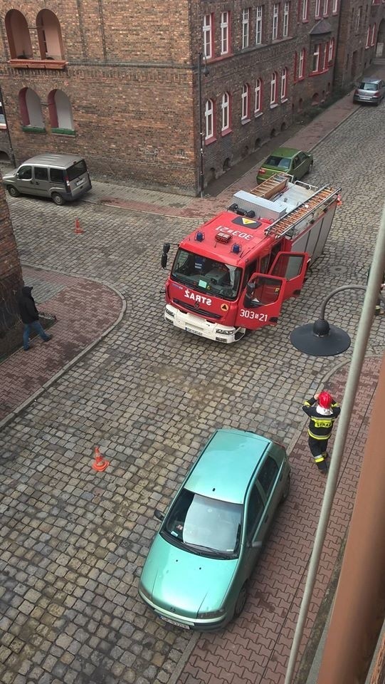 Samochód straży pożarnej zapadł się na Nikiszowcu