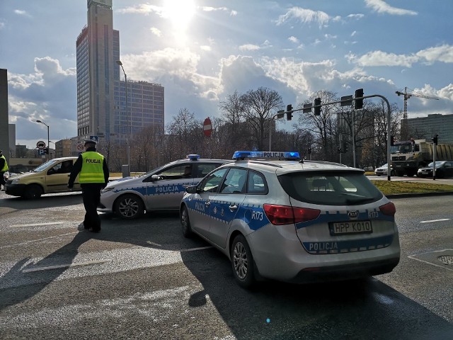 Rondo w Katowicach zostało częściowo zamknięte. Policja zablokowała takkże wejście dla pieszych w kierunku Spodka.Zobacz kolejne zdjęcia. Przesuwaj zdjęcia w prawo - naciśnij strzałkę lub przycisk NASTĘPNE