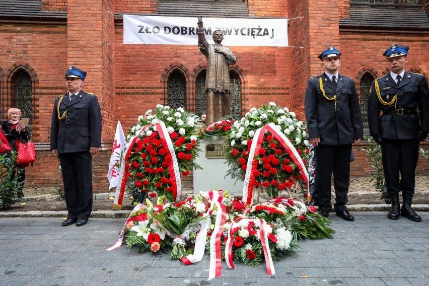 Błogosławiony ksiądz Jerzy Popiełuszko ma pomnik w...