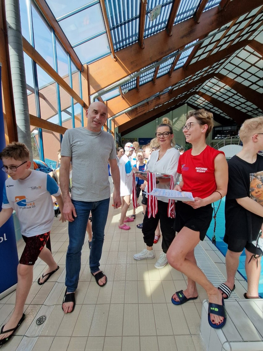 Ponad 160 zawodników na zawodach pływackich dla dzieci i młodzieży Kozienice Sprint CUP 2023, na pływalni Delfin. Zobacz zdjęcia