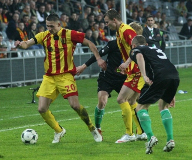 Artur Jędrzejczyk (z piłką) w meczu z Lechią Gdańsk zdobył bramkę, która zapewniła Koronie zwycięstwo i pozostanie w ekstraklasie.