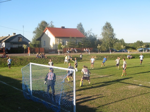 Niedzielny mecz w Krzesławicach w gminie Rusinów wzbudził duże zainteresowanie wśród mieszkańców.