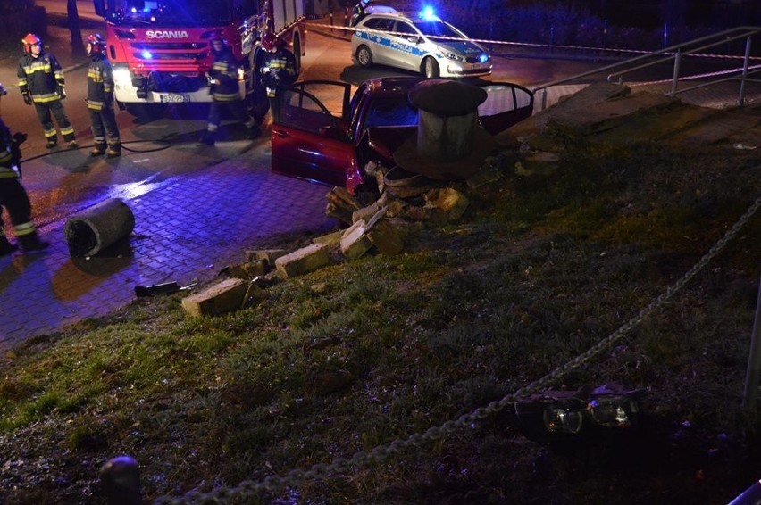 Wypadek w Jastrzębiu: Wjechał BMW w studzienkę