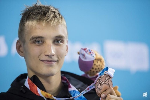 Jan Kałusowski z dumą prezentuje medal