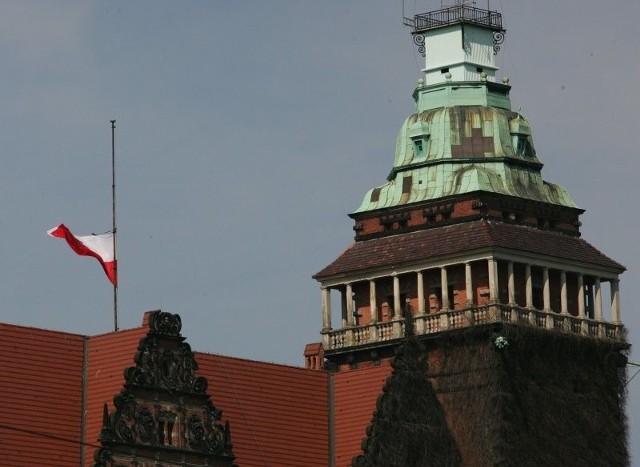 Na urzędach państwowych flagi opuszczono do połowy masztu.