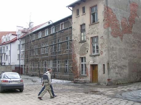 Lokatorzy kamienicy przy ul. Wojska Polskiego w Ełku nieprędko doczekają się kapitalnego remontu budynku, ponieważ nie są członkami wspólnoty mieszkaniowej
