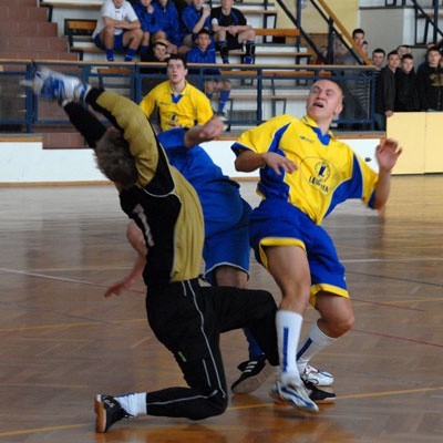 Zwycięstwem w turnieju halowym w Zambrowie dobre humory zapewnili sobie piłkarze białostockiego Piasta (żółte koszulki)