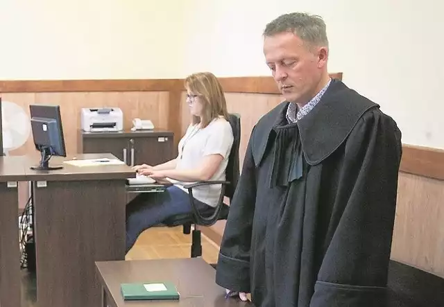 Adwokat Krystian Kasperski zwrócił uwagę, że chorzy, których wzywa sąd, muszą po usprawiedliwienia jeździć do Koszalina