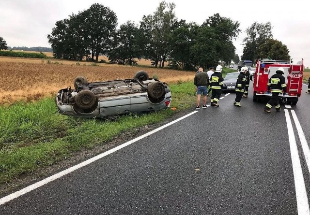 Przed godz. 14.00 na DK45, na odcinku Jasienie-Kuniów, kierujący golf nie dostosował prędkości do warunków na drodze i dachował. Na szczęście kierowcy nic się nie stało. Na miejscu były 3 zastępy straży z JRG Kluczbork oraz Osp Jasienie.Zobacz: Opolskie Info [13.07.2018]