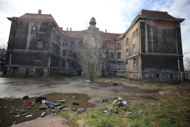 Tak dziś wygląda zabytkowy budynek ratusza w Chorzowie Batorym.Zobacz kolejne zdjęcia. Przesuwaj zdjęcia w prawo - naciśnij strzałkę lub przycisk NASTĘPNE