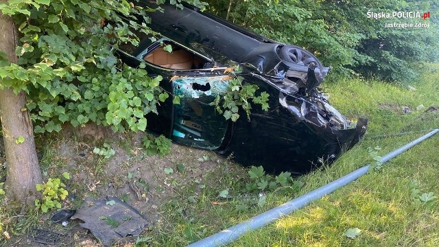 Dachowanie w Jastrzębiu-Zdroju. Kierowca bmw stracił panowanie nad pojazdem i wjechał w latarnie