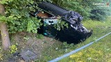 Dachowanie w Jastrzębiu-Zdroju. Kierowca bmw stracił panowanie nad pojazdem i wjechał w latarnie. Miał "łyse" opony