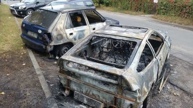 Przy ulicy Sportowej w Toruniu spłonęły w nocy dwa samochody. 