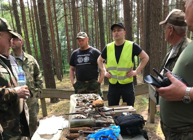 Lubuska Grupa Eksploracyjna Nadodrze ustaliła obszar, na którym znajdował się dawny obóz jeniecki w Koninie Żagańskim, i w weekend przeszukiwała ten teren. - Znaleźliśmy korpusówkę strzelców podhalańskich, korpusówkę szkoły podchorążych, dwa nieśmiertelniki - jeden z imieniem i nazwiskiem żołnierza, półtora orzełka z koroną, mnóstwo guzików, polskich pieniędzy, obrączkę zrobioną z łuski, maszynki do golenia, fragmenty szelek... - wylicza Sławomir Stańczak, szef grupy Nadodrze. Wszystkie znalezione przedmioty trafią do Muzeum Obozów Jenieckich w Żaganiu. Z kolei jesienią w miejscu dawnego obozu jenieckiego w Koninie Żagańskim ma stanąć pamiątkowa tablica informacyjna. - Udało się nam potwierdzić, że przetrzymywano tam Podhalańczyków - podsumowuje Stańczak i podkreśla, że Nadodrze na swoje poszukiwania miało pozwolenie wojewódzkiego konserwatora zabytków.Zobacz również: Nastolatek znalazł skarb sprzed tysiąca lata. Przedmioty mogły należeć do duńskiego królaŹródło:DE RTL TVPolecamy również Państwa uwadze:Historia jednego zdjęcia. Jest wyjątkowe: w kadrze zmieściło się 6 tys. gorzowian. Ty też? [GALERIA]