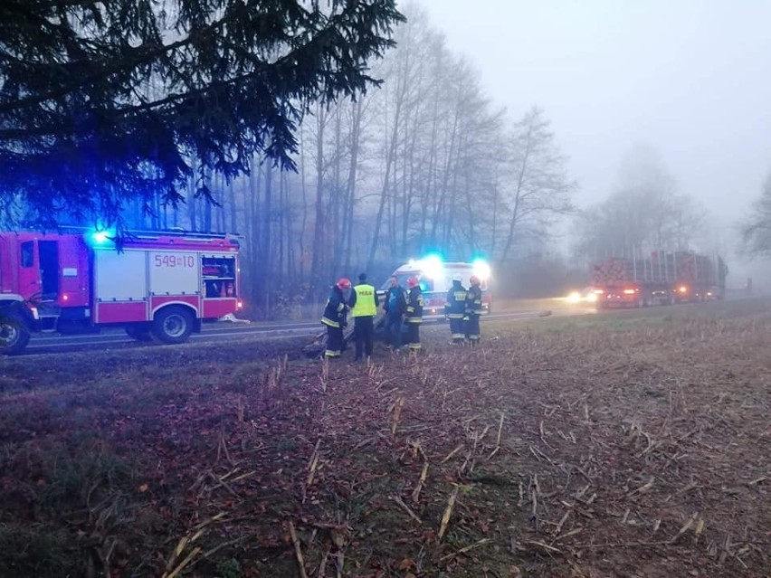 Świdry. Groźny wypadek na DK 58 na trasie Szczuczyn - Pisz. Dwie osoby ranne [ZDJĘCIA]