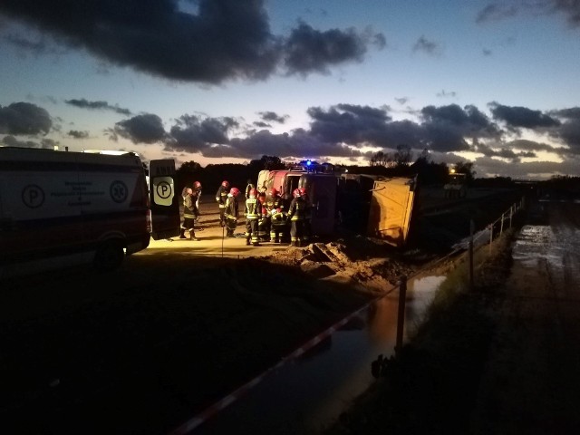 W okolicach miejscowości Słowienkowo doszło do zdarzenia drogowego. Pojazd ciężarowy przewrócił się na bok. W wyniku zdarzenia kierowca pojazdu został ranny.Zobacz także Wypadek śmigłowca koło Białogardu